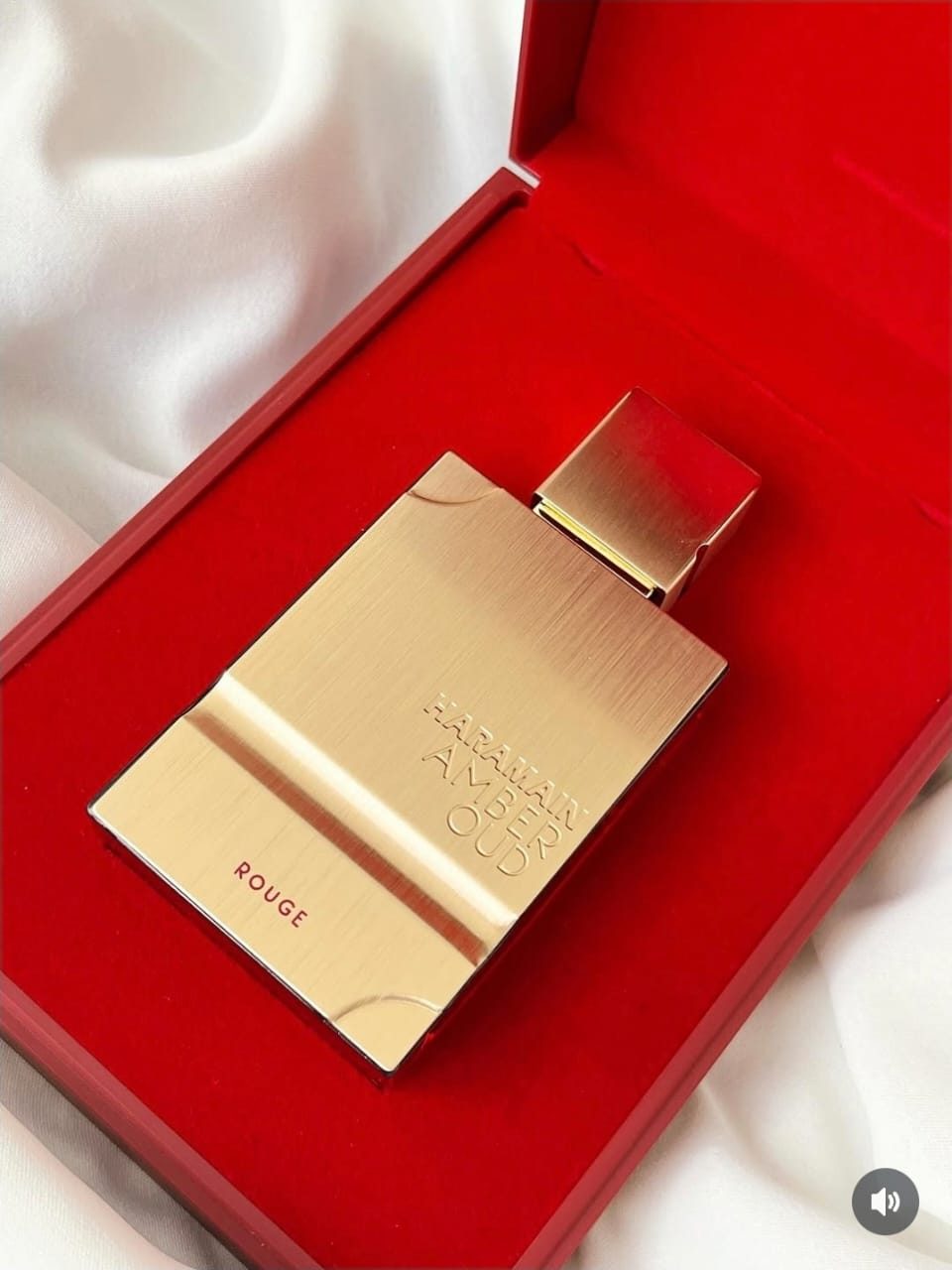 Perfume Haramain Amber Oud Rouge en estuche de terciopelo rojo