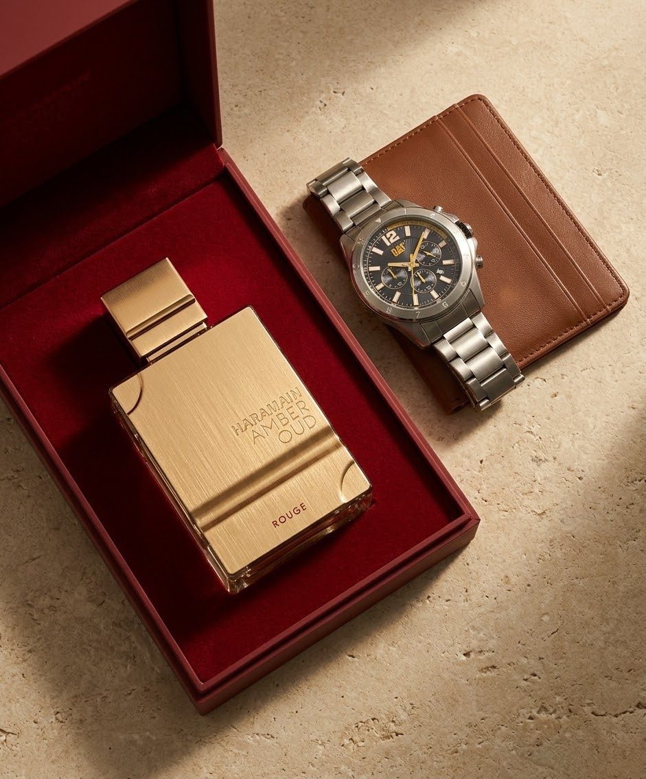Composición: Haramain Amber Oud, reloj CAT y tarjetero de cuero